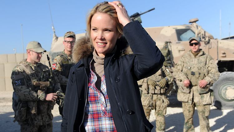 Stephanie zu Guttenberg fasst sich im Feldlager Kundus nach einem Gespräch mit Soldaten in das Haar, berichtet die Fotoagentur.