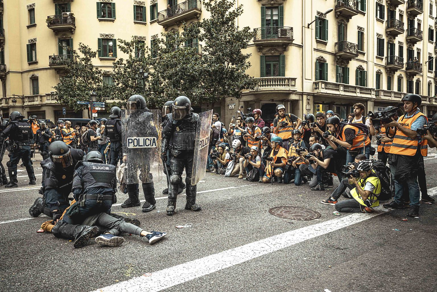 Die Proteste von Befürwortern der Unabhängigkeit in Katalonien reißen nicht ab. In der Nacht von Freitag auf Samstag kam es in der Regionalhauptstadt Barcelona erneut zu gewalttätigen Auseinandersetzungen.
