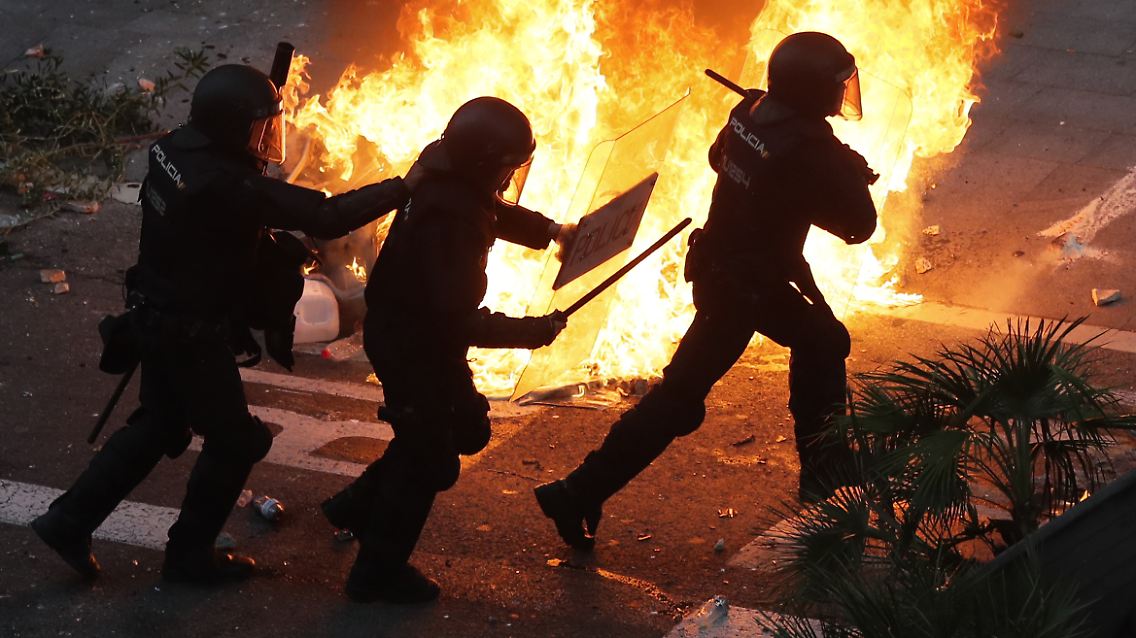 Die Zusammenstöße zwischen Separatisten und der Polizei ließen in der Regionalhauptstadt erst nach Mitternacht nach.