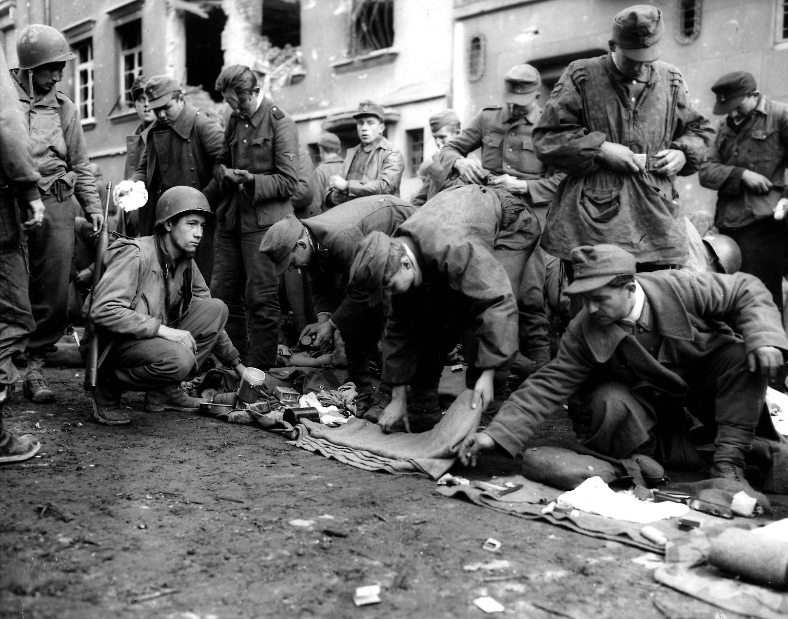 Am 21. Oktober 1944 kapitulieren in Aachen die letzten deutschen Soldaten vor Einheiten der US-Armee. Zuvor hatten sich Wehrmacht und Alliierte über mehrere Wochen schwere Kämpfe um die Stadt geliefert.