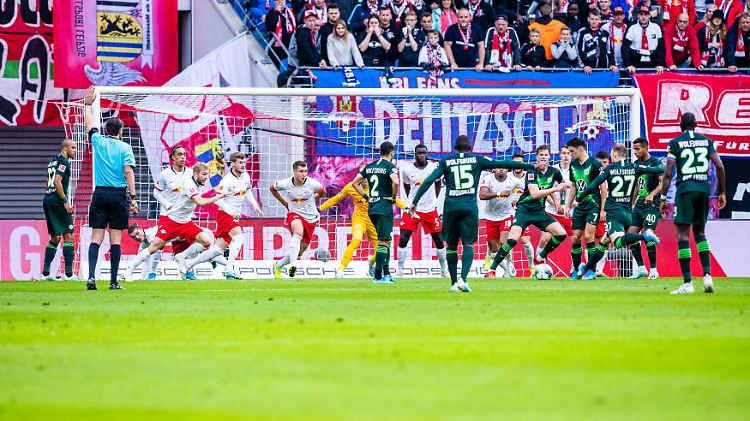 Während Wolfsburg weiter das einzig ungeschlagene Bundesliga-Team ist, verpasste Leipzig zum vierten Mal in Folge den Sieg.