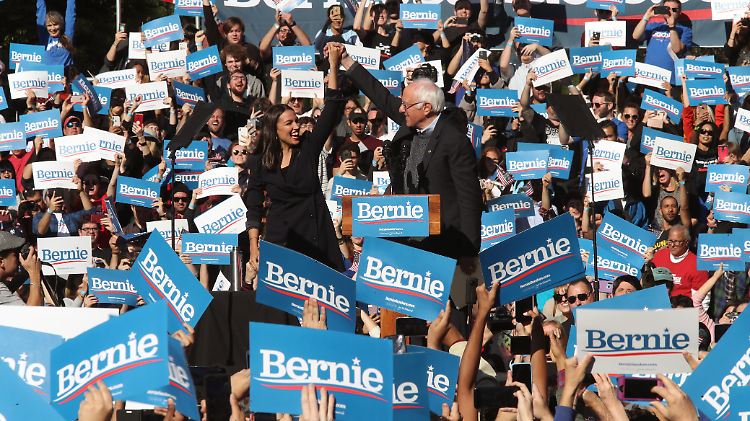 Die 30-Jährige lobte, Sanders setze sich seit Jahrzehnten gegen viele Widerstände und großen politischen Druck für die Arbeiterschaft ein.
