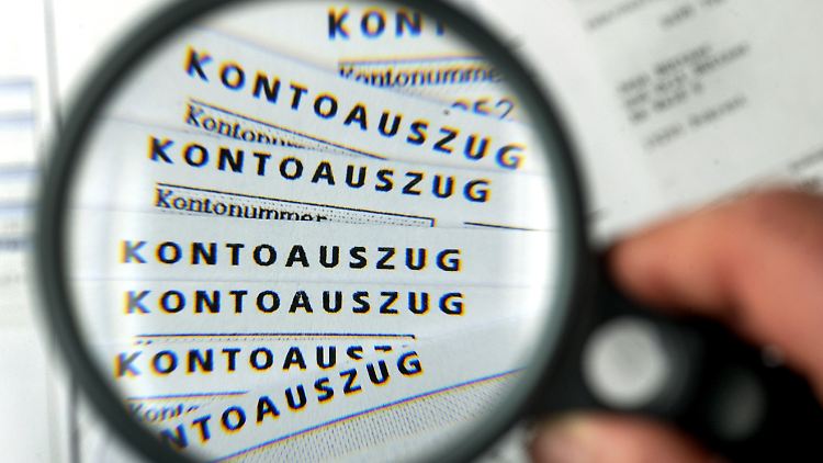 Jeder Kontenabruf sei ein "Eingriff in das Grundrecht auf informationelle Selbstbestimmung", sagen Datenschützer.