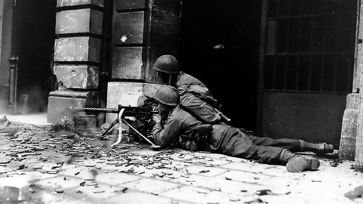 In den folgenden Tagen liefern sich Amerikaner und Deutsche erbitterte Häuserkämpfe.
