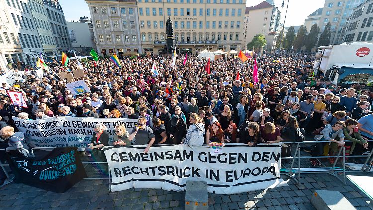 Hunderte Menschen demonstrieren in Dresden gegen eine Pegida-Kundgebung.