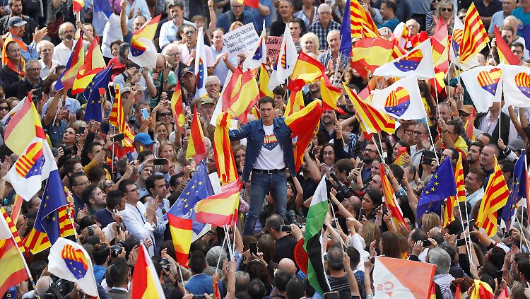 Alberto Rivera (m.) und Anhänger seiner Ciudadanos-Partei fordern ein Ende der Gewalt in Katalonien.