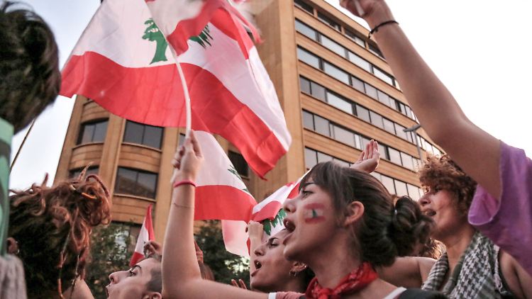 Die Libanesen fordern einen umfassenden Umbau des politischen Systems und prangern Korruption und Vetternwirtschaft an.