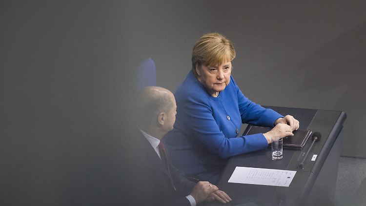 Kanzlerin Merkel und Vizekanzler Scholz bei einer Bundestagssitzung. Im November will die GroKo zu ihrer bisheringen Arbeit Stellung nehmen.