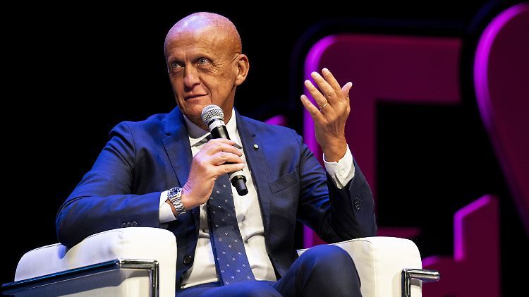 Pierluigi Collina mahnt für die Einführung von Zeitstrafen eine möglichst unkomplizierte Handhabung des neuen Instrumentes an.