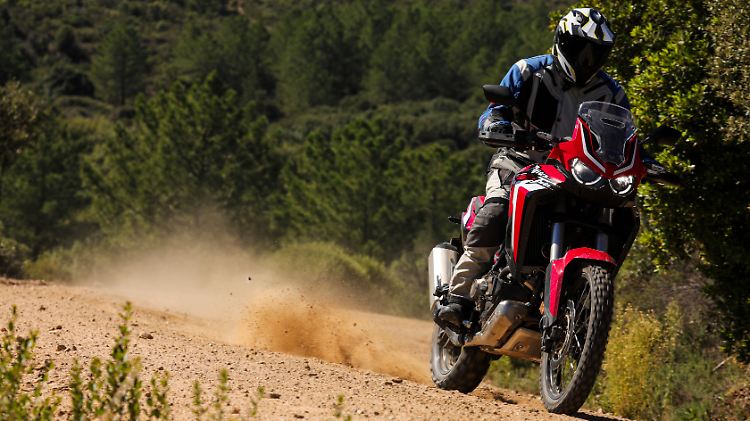 Die Africa Twin galt schon immer als ein Motorrad für alle Wege. Jetzt hat Honda seinen Bestseller überarbeitet und schickt sie als CRF1100L erneut ins Rennen.