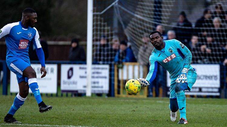 Haringey-Torwart Douglas Pajetat soll bespuckt und beworfen worden sein.
