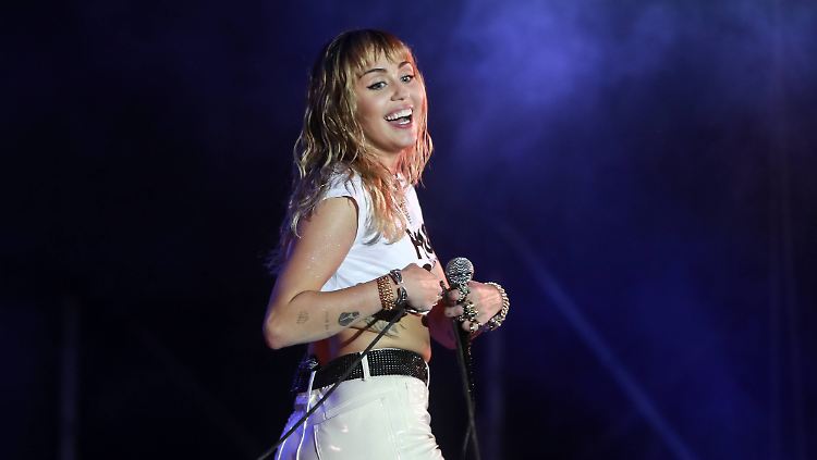 Miley Cyrus probiert es jetzt mal nüchtern und ist happy damit.