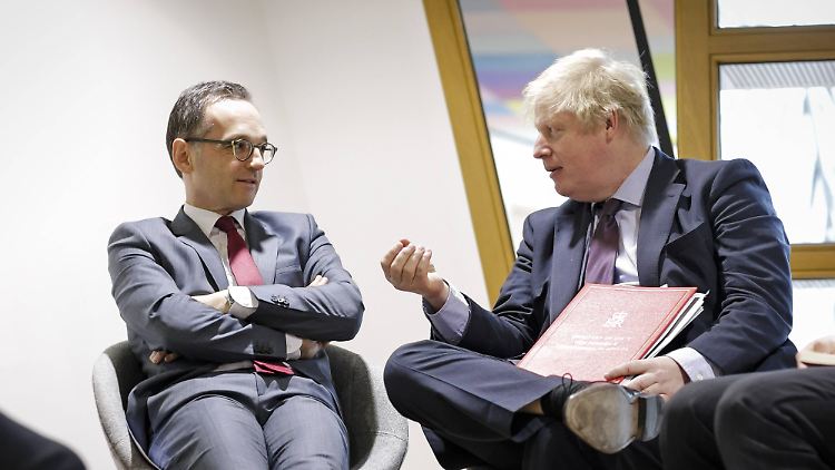 Heiko Maas lauscht einem redseligen Boris Johnson. Der britische Premier muss das Parlament von seinem Ratifizierungsabkommen überzeugen.