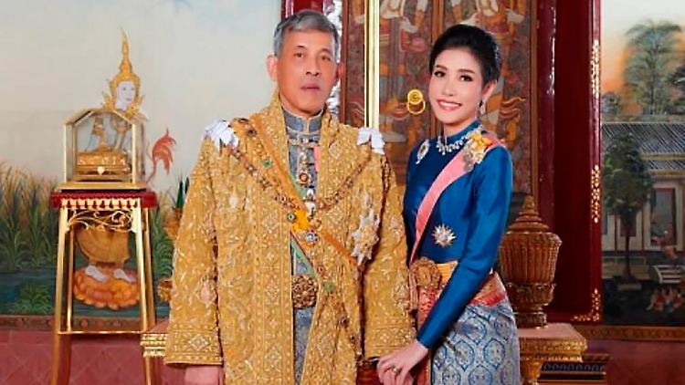 Thailands König und Zweitkönigin, händchenhaltend. All ihre Titel hat die ehemalige Krankenschwester jetzt verloren. 