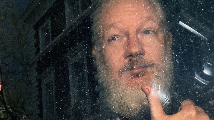 Julian Assange fährt im April 2019 am Westminster-Amtsgericht in London an.
