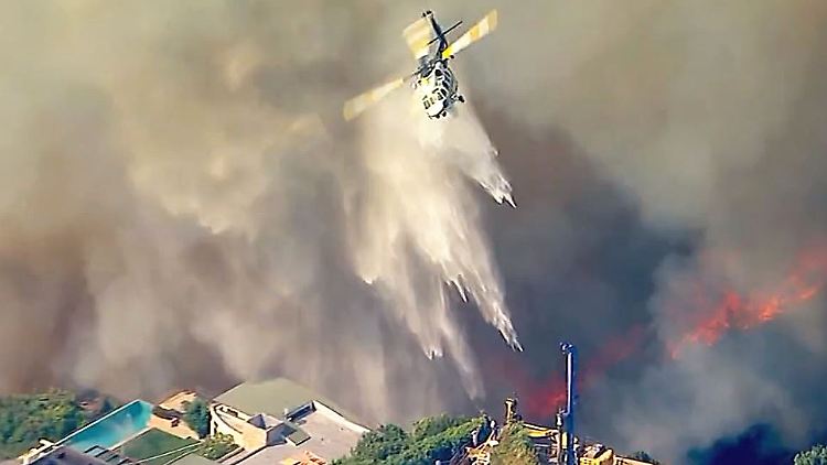 Löschhubschrauber Brand Los Angeles 2.JPG