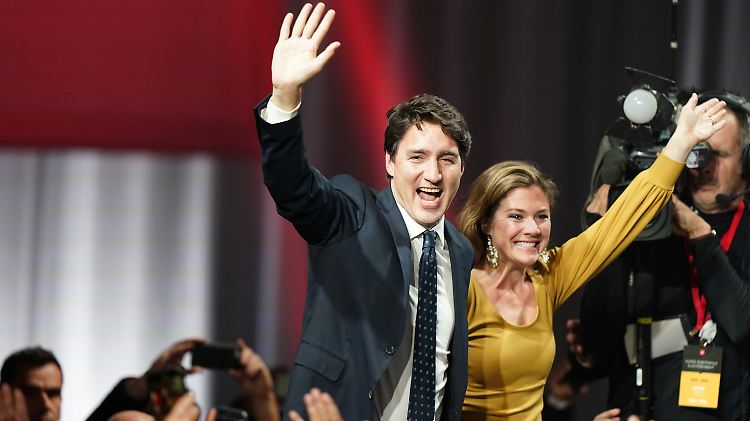 Justin Trudeau freut sich mit seiner Frau Sophie Gregoire Trudeau im Arm.