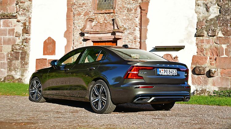 Den Schweden gilt der Volvo S60 als Sportlimousine und das ist er auch als T4.