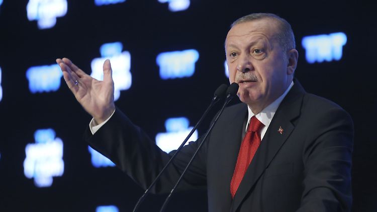 Der türkische Präsident Erdogan will den Einsatz seiner Armee fortsetzen, sollte die bestehende Waffenruhe missachtet werden. 