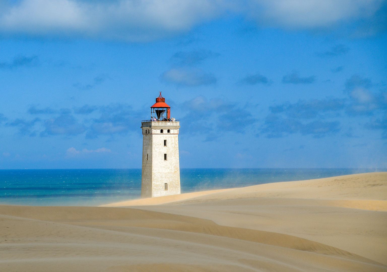 An der dänischen Westküste ragt der Leuchtturm Rubjerg Knude Fyr in den Himmel. Eisern scheint er Wellen und Wind zu trotzen. Doch dieser Schein trügt, ...
