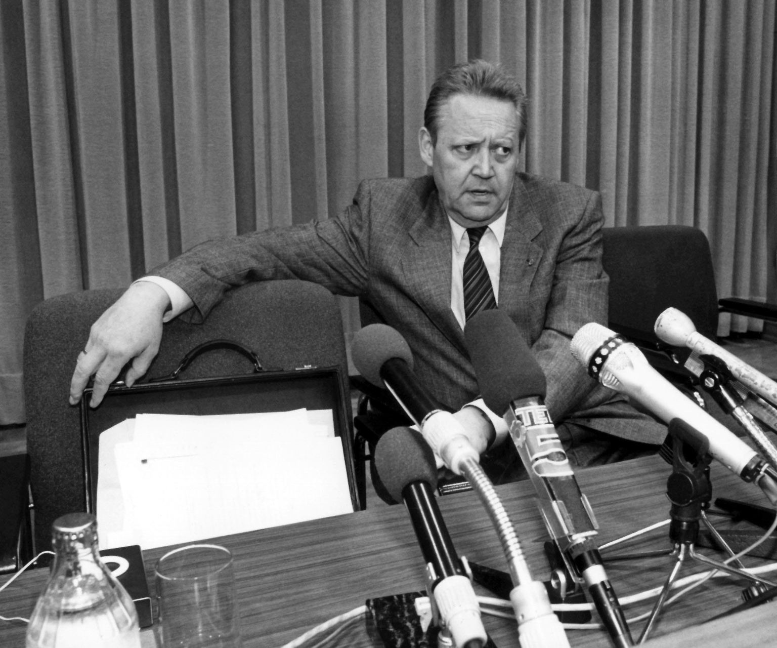 Es ist ein denkwürdiger Moment, als Günter Schabowski am 9. November 1989 vor die internationale Presse tritt. Der Regierungssprecher der DDR verliest eine neue Reiseregelung, nach der jeder ostdeutsche Bürger ohne Voraussetzungen aus dem Land ausreisen darf. "Ab wann?", hakt ein Journalist nach.