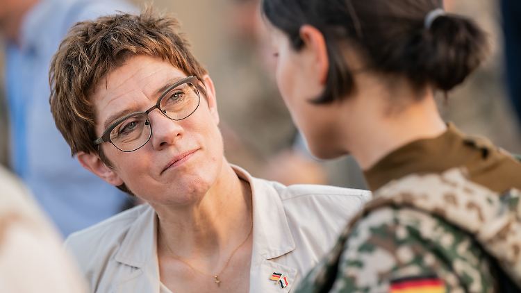Annegret Kramp-Karrenbauer im Gespräch mit einer deutschen Soldatin.