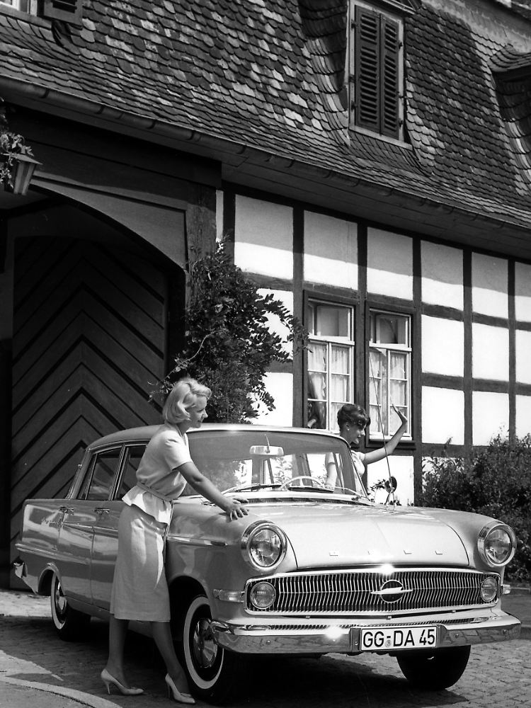 In den 1960er Jahren machen immer mehr Frauen den Führerschein. Und auch die fahren den großen Kapitän.