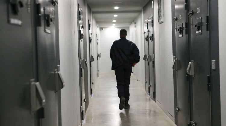 Vorwiegend Männer nehmen sich in Haft das Leben. Unter den 1400 Menschen, die Selbstmord begingen, sind nur 40 Frauen.