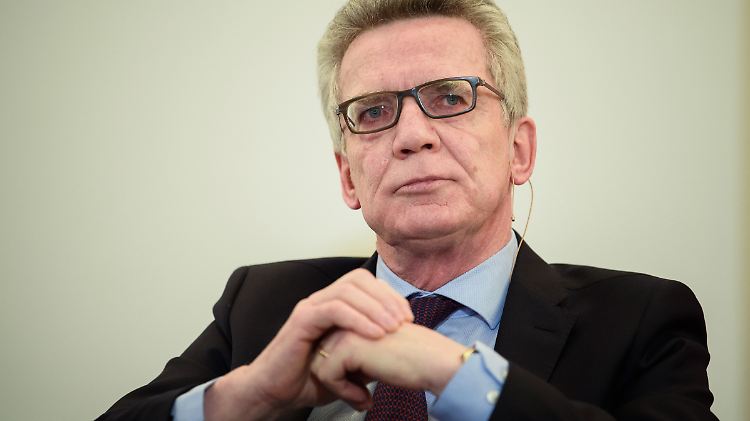 Knapp 100 Demonstranten beteiligten sich an der Aktion gegen Ex-Bundesinnenminister Thomas de Maizière.