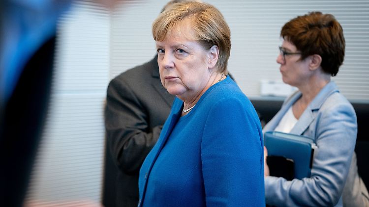 "Viele Fragen offen, aber einen Versuch ist es wert": Merkel macht sich für AKKs Syrienvorstoß stark.