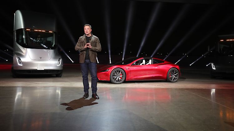 Elon Musk bei der Vorstellung eines strombetriebenen Sattelschleppers und eines Roadsters.