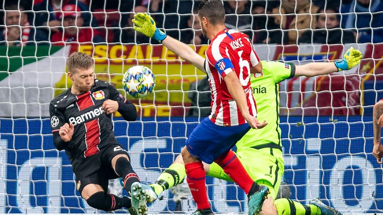 Leverkusens Mitchell Weiser klärt vor Madrids Koke in höchster Not.