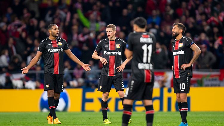Leverkusens Jonathan Tah, Sven Bender, Nadiem Amiri und Kerem Demirbay ärgern sich nach dem Gegentor zum 1:0.
