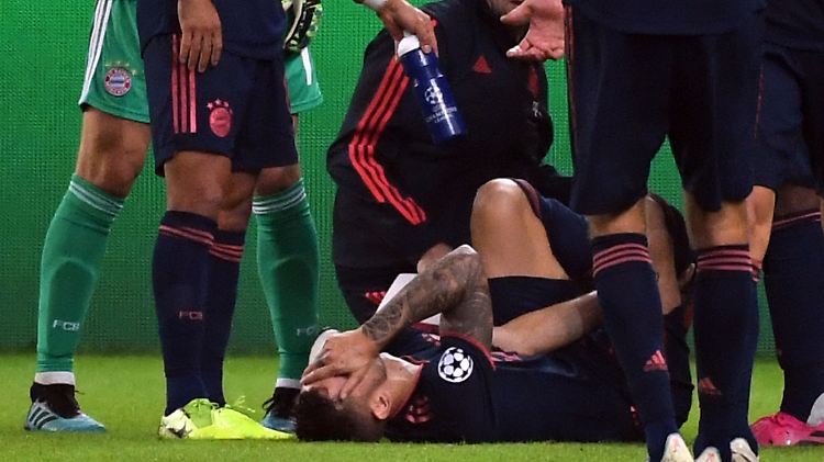 Bayerns Abwehrspieler Hernandez liegt am Boden. Vermutlich hat er sich schwerer verletzt. 