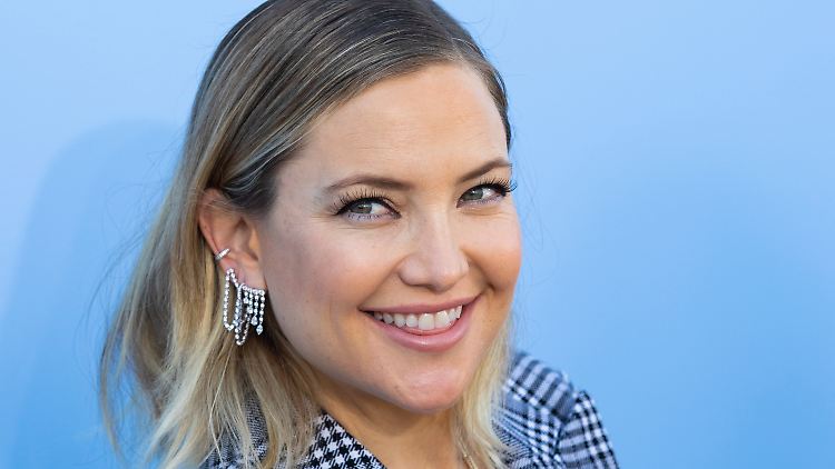 Kate Hudson stylt eine Jeans schon mal mit viel nackter Haut.