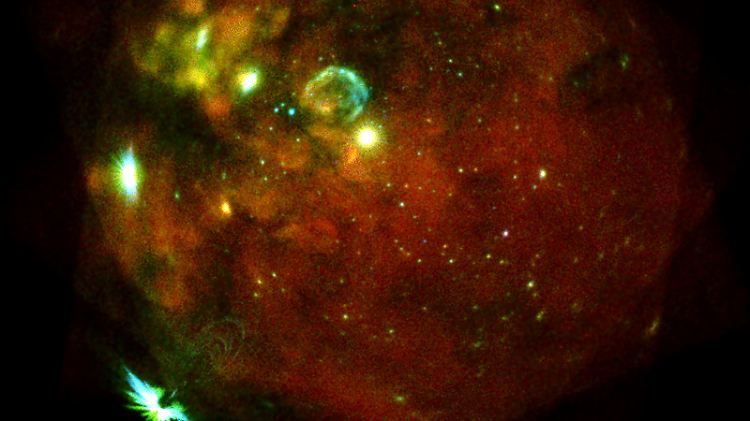 Unsere Nachbargalaxie, die Große Magellansche Wolke, beobachtet in Einzelaufnahmen mit allen sieben "eRosita"-Teleskopmodulen am 18./19. Oktober 2019. Die diffuse Emission stammt von dem heißen Gas mit Temperaturen von einigen Millionen Grad zwischen den Sternen der Galaxie. Die kompakten, nebulösen Strukturen sind hauptsächlich Supernova-Überreste.
