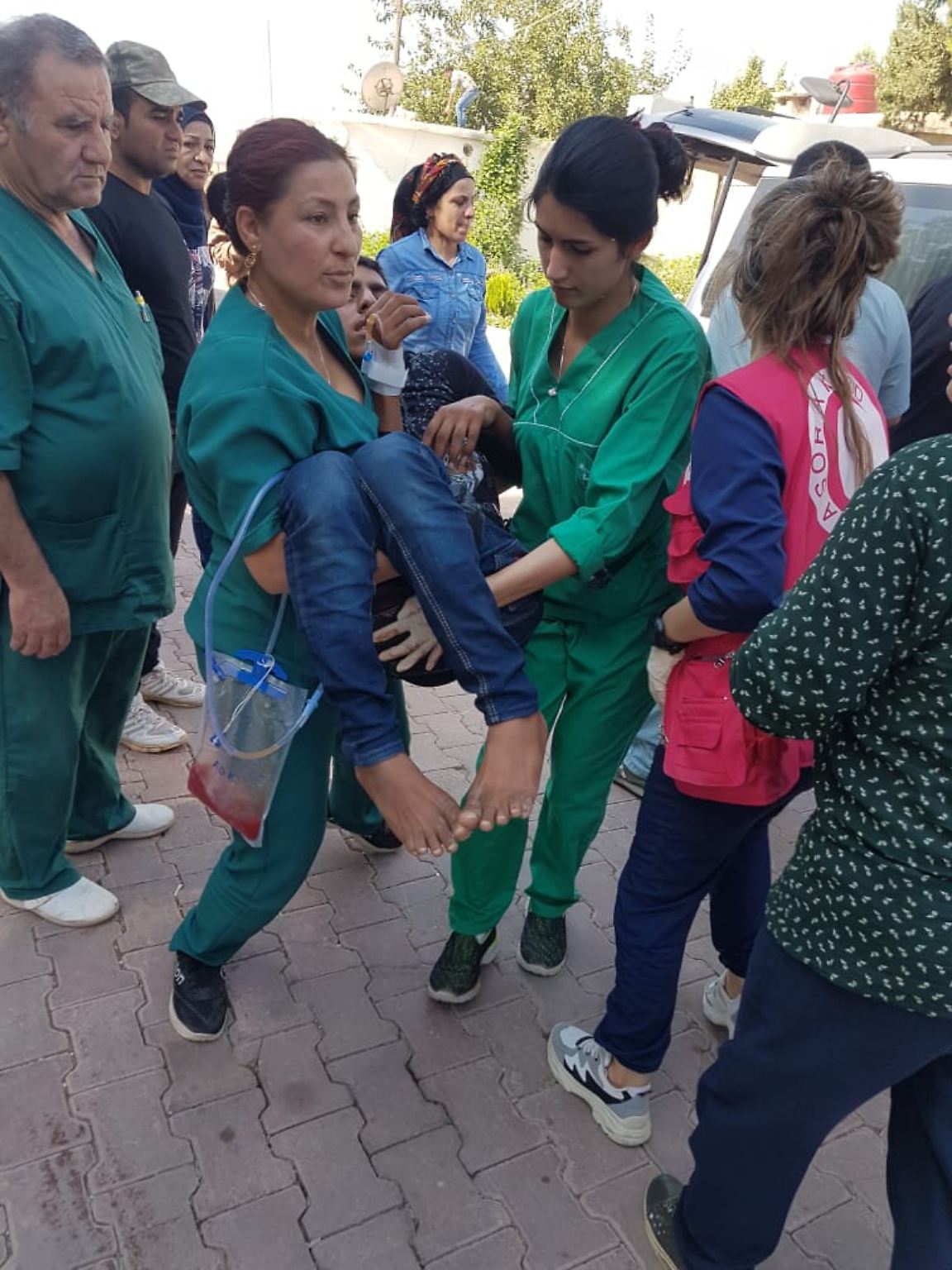Am 9. Oktober 2019 startet das türkische Militär seine Offensive in Nordsyrien. Besonders in der Grenzstadt Ras Al Ain werden Zivilisten durch Bomben und Bodentruppen verletzt. 