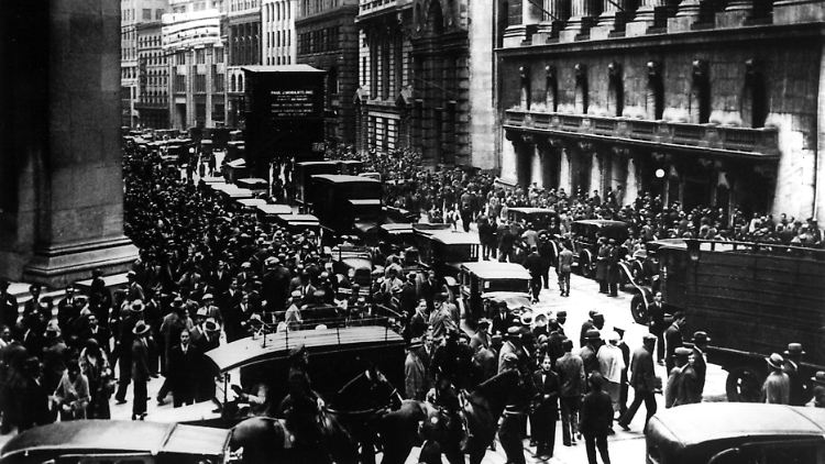 Am 29. Oktober 1929 tummelten sich aufgeregte Aktionäre vor der New Yorker Börse, weil die Kurse zusammengebrochen waren.
