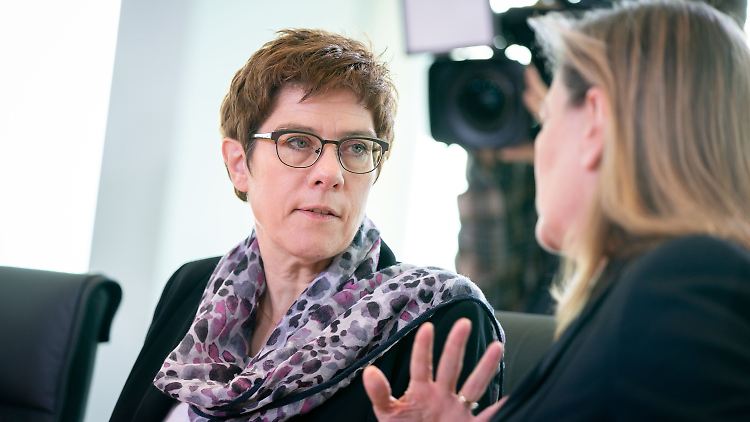 Eine Kabinettssitzung und die Anhörung im Verteidigungsausschuss des Bundestages standen heute für CDU-Chefin Annegret Kramp-Karrenbauer auf dem Programm.