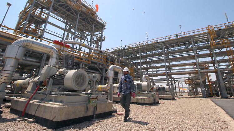 Ein Arbeiter auf dem Ölfeld West Qurna bei Basra.