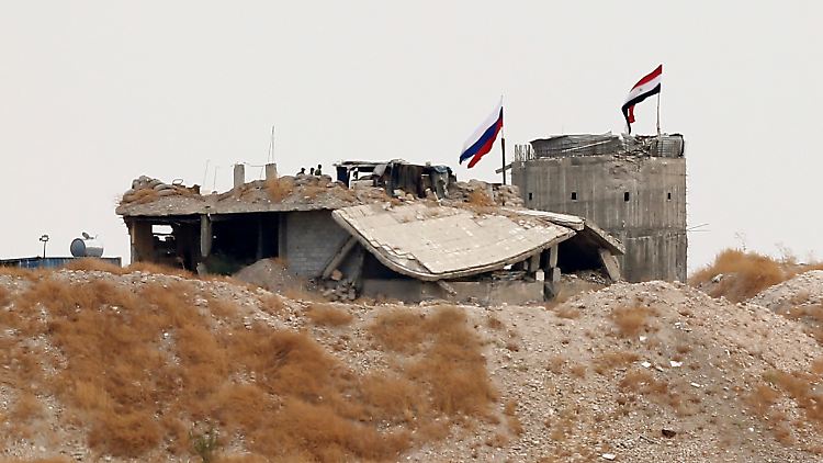 Neue Kräfteverhältnisse in Nordsyrien: Die russische Fahne weht neben der syrischen. 