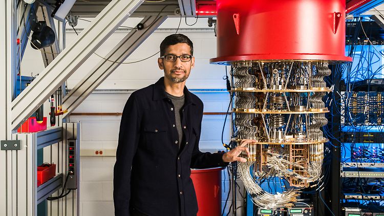 Sundar Pichai, Vorstandschef von Google, im Labor in Santa Barbara neben einem der Quantencomputer von Google.