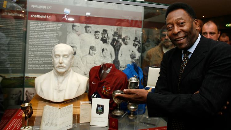 Da staunt selbst Pelé: Zum 150. Jubiläum von Sheffield FC machte sich die brasilianische Fußballikone ein Bild vom Klubmuseum.