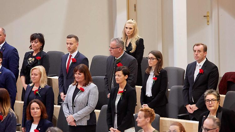 Als Fraktionslose sitzt Philippa Strache hinter den SPÖ-Abgeordneten.