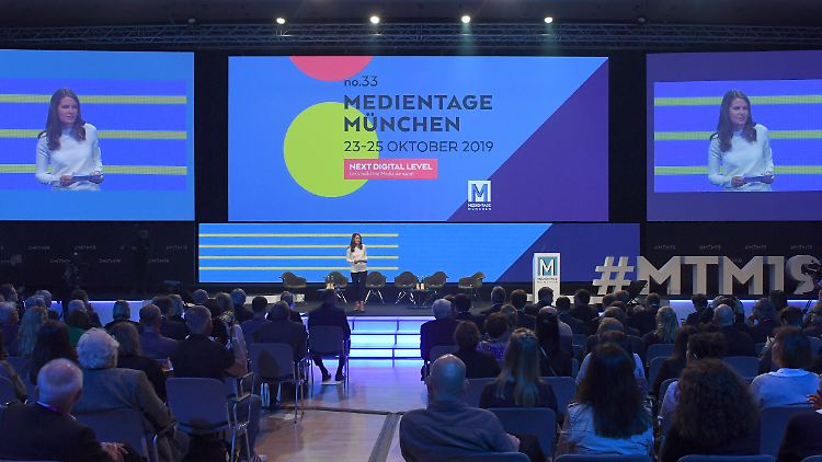 Tanit Koch, Geschäftsführerin von n-tv, moderiert die Eröffnung der Medientage.