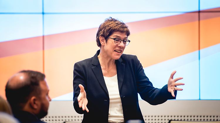 Mit ihrem Vorschlag für ein UN-Mandat in Nordsyrien hat die Verteidigungsministerin nicht nur Heiko Maas überrumpelt.