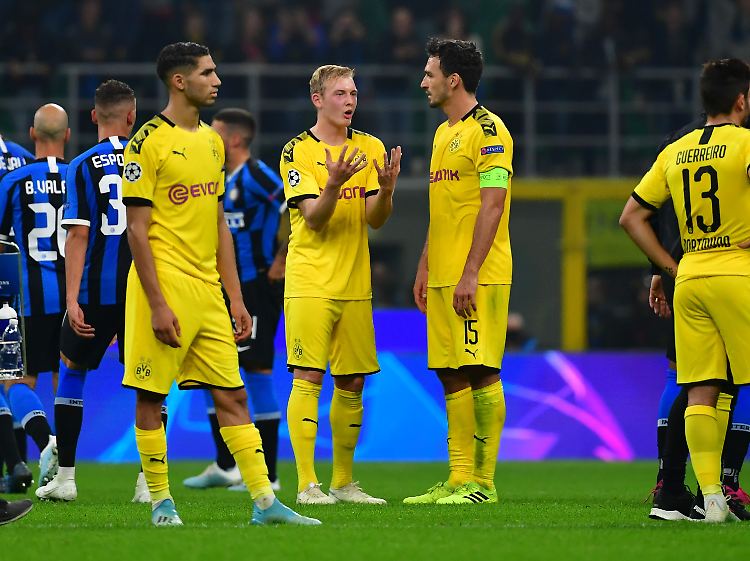 Gesprächsbedarf: Achraf Hakimi, Julian Brandt und Mats Hummels (v.l.) diskutieren nach dem Abpfiff.