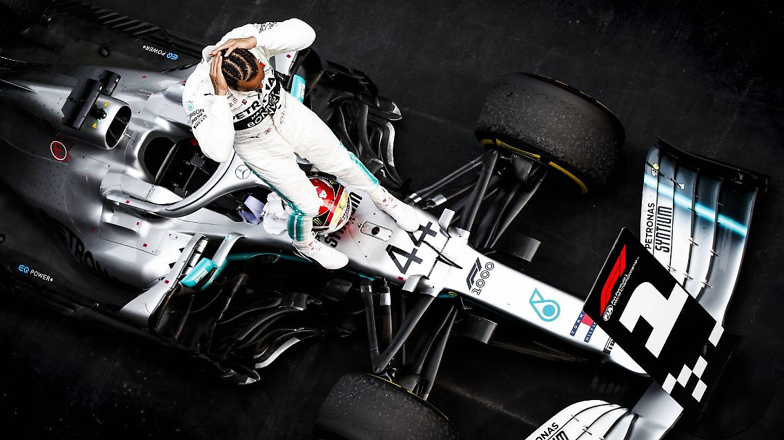 ... die er bis ins Ziel nicht mehr abgibt: sein sechster Sieg in China. Bottas wird Zweiter, die Mercedes-Dominanz ist beeindruckend. Drei Doppelsiege in den ersten drei Rennen gelangen davor zuletzt Williams mit Nigel Mansell und Riccardo Patrese in der Saison 1992.