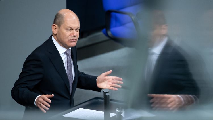 Die finanziellen Aufgaben im Zusammenhang mit der deutschen Einheit seien noch nicht völlig verschwunden, mahnt Scholz.