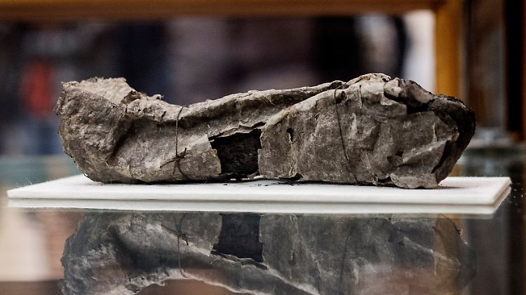 Die Papyrusrollen sind verkohlt und spröde. Sie aufzubiegen, würde sie zerstören.